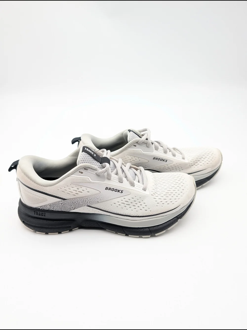 Brooks Trace 3 Women's Size 8 White Black Gray Athletic Running Shoes Sneakers